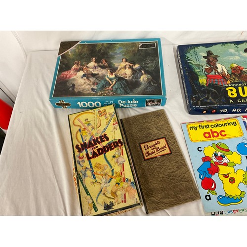 37 - BOX OF VINTAGE GAMES TO INCLUDE: BUCANEER AND SCRAPBOOK ETC