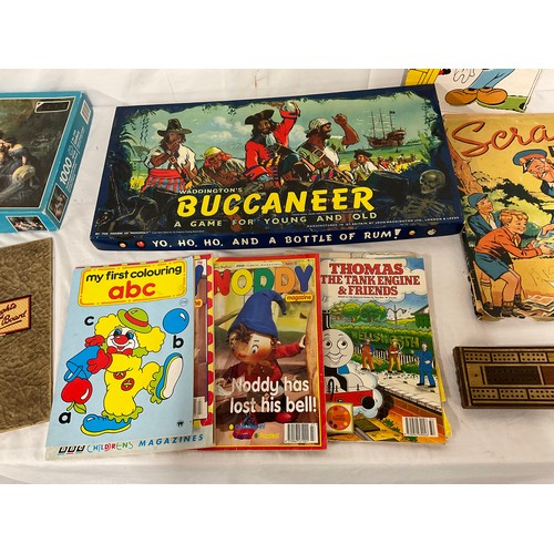 37 - BOX OF VINTAGE GAMES TO INCLUDE: BUCANEER AND SCRAPBOOK ETC