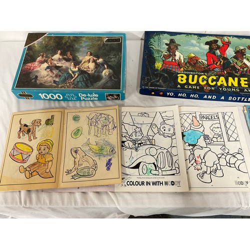 37 - BOX OF VINTAGE GAMES TO INCLUDE: BUCANEER AND SCRAPBOOK ETC