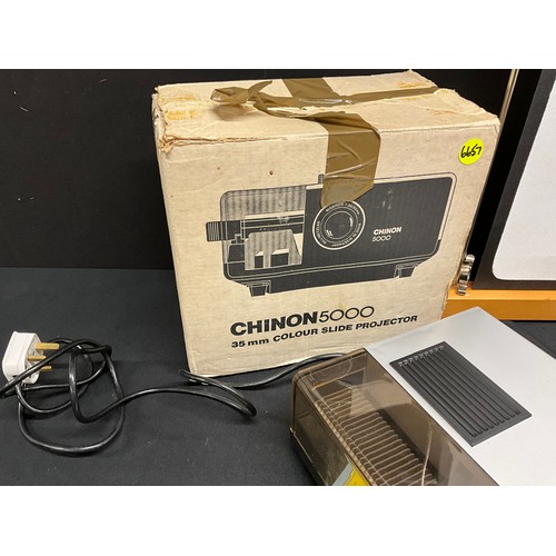 55 - CHINON FIVE THOUSAND COLOUR SLIDE PROJECTOR IN ORIGINAL BOX, VINTAGE PROJECTOR SCREEN AND TWO BOXES ... 