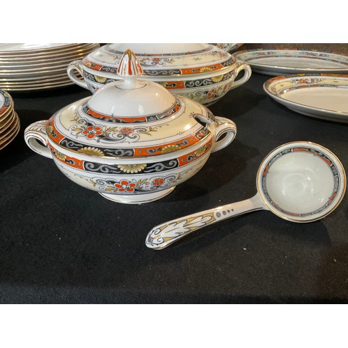 13 - VICTORIAN WHIELDONEWARE LARGE DINNER SERVICE TO INCLUDE TUREENES DINNER PLATED SIDE PLATES AND PLATT... 