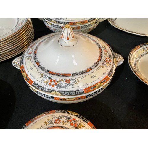 13 - VICTORIAN WHIELDONEWARE LARGE DINNER SERVICE TO INCLUDE TUREENES DINNER PLATED SIDE PLATES AND PLATT... 