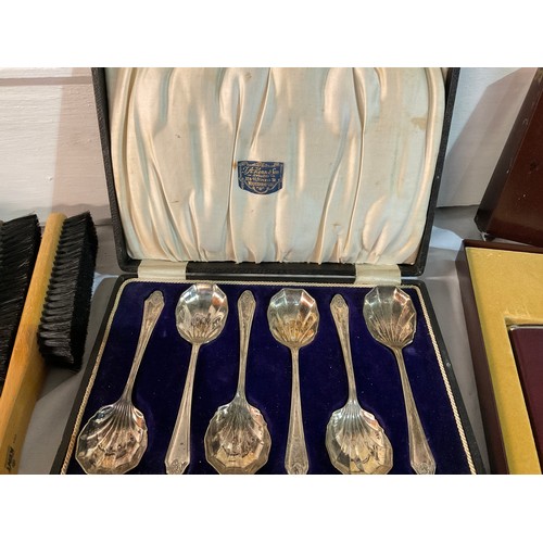 29 - A BOX OF COLLECTORS ITEMS HUNTING FLASK HIP FLASKS CARVED FIGURE CASED DESSERT SPOONS ETC