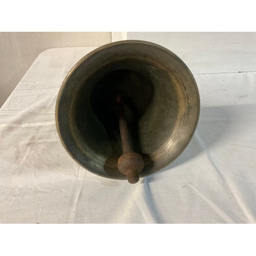 31 - A VICTORIAN BRASS SCHOOL OR AUCTION BELL H13