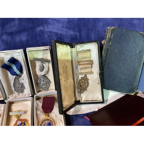 43 - A LEATHER CASE OF MASONIC ITEMS TO INCLUDE APRONS MEDALS ETC