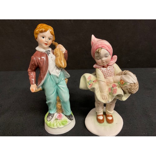 61 - ROYAL DOULTON CISSY HN1809, ROYAL DOULTON BABIE, GEOBOLS FIGURE A/F AN ITALIAN FIGURE AND ONE ANOTHE... 