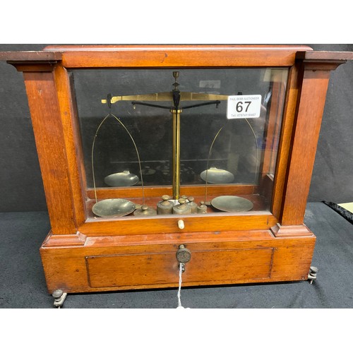 67 - A VICTORIAN MAHOGANY CASED BALANCE SCALE COMPLETE WITH WEIGHTS DRAWER TO BASE AND A CASED SET OF WEI... 