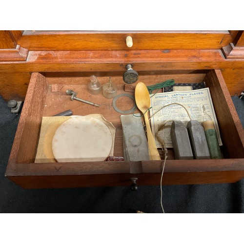 67 - A VICTORIAN MAHOGANY CASED BALANCE SCALE COMPLETE WITH WEIGHTS DRAWER TO BASE AND A CASED SET OF WEI... 