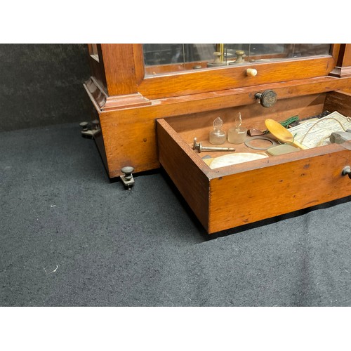 67 - A VICTORIAN MAHOGANY CASED BALANCE SCALE COMPLETE WITH WEIGHTS DRAWER TO BASE AND A CASED SET OF WEI... 