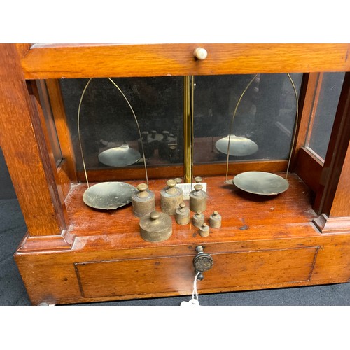 67 - A VICTORIAN MAHOGANY CASED BALANCE SCALE COMPLETE WITH WEIGHTS DRAWER TO BASE AND A CASED SET OF WEI... 