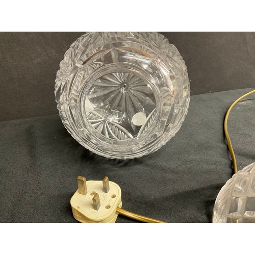 68 - A VINTAGE CUT GLASS MUSHROOM TABLE LAMP H15