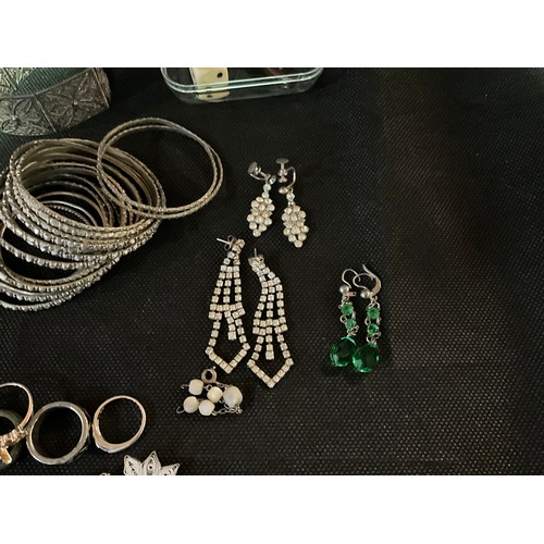 88 - QUANTITY OF COSTUME JEWELLERY TO INCLUDE SILVER AND WHITE METAL ITEMS, BANGLES, BROOCHES ETC