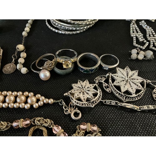 88 - QUANTITY OF COSTUME JEWELLERY TO INCLUDE SILVER AND WHITE METAL ITEMS, BANGLES, BROOCHES ETC