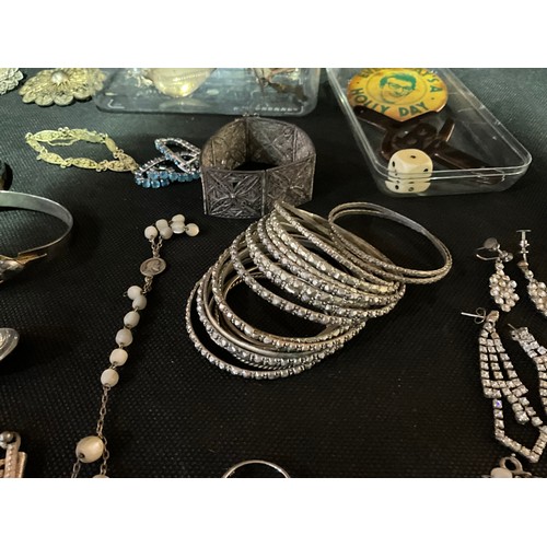 88 - QUANTITY OF COSTUME JEWELLERY TO INCLUDE SILVER AND WHITE METAL ITEMS, BANGLES, BROOCHES ETC