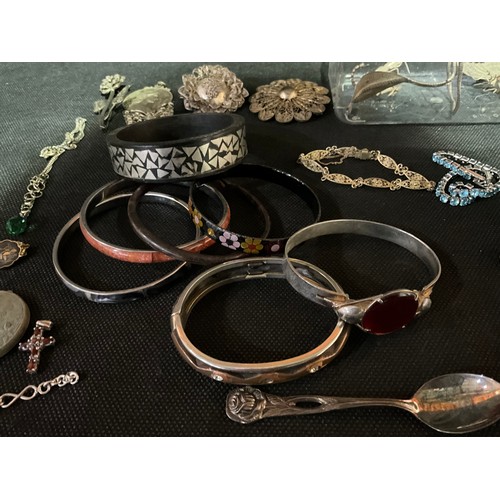 88 - QUANTITY OF COSTUME JEWELLERY TO INCLUDE SILVER AND WHITE METAL ITEMS, BANGLES, BROOCHES ETC