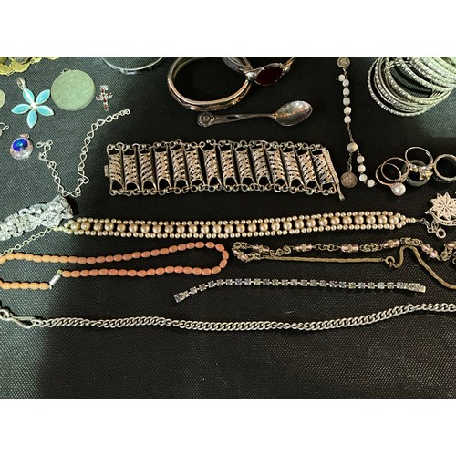 88 - QUANTITY OF COSTUME JEWELLERY TO INCLUDE SILVER AND WHITE METAL ITEMS, BANGLES, BROOCHES ETC