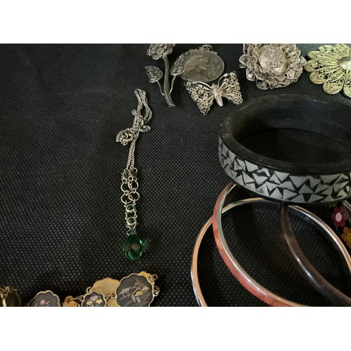 88 - QUANTITY OF COSTUME JEWELLERY TO INCLUDE SILVER AND WHITE METAL ITEMS, BANGLES, BROOCHES ETC