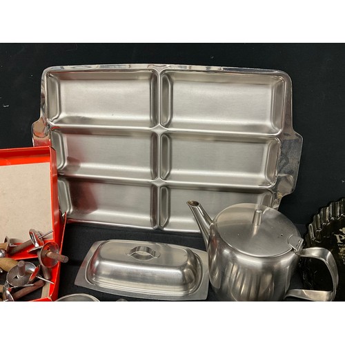 117 - BOX OF CUTLERY AND STAINLESS STEEL KITCHEN ITEMS