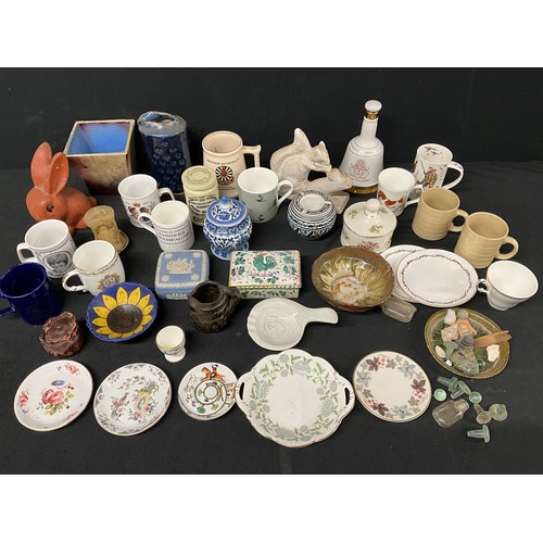 127 - BOX OF CHINA TO INCLUDE WEDGWOOD, POTTERY ITEMS ETC