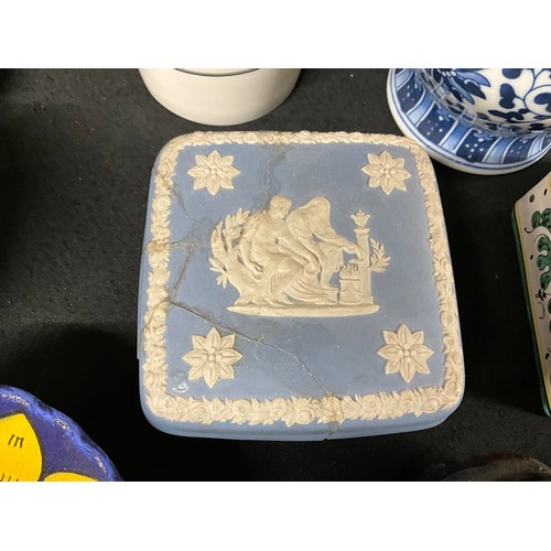 127 - BOX OF CHINA TO INCLUDE WEDGWOOD, POTTERY ITEMS ETC