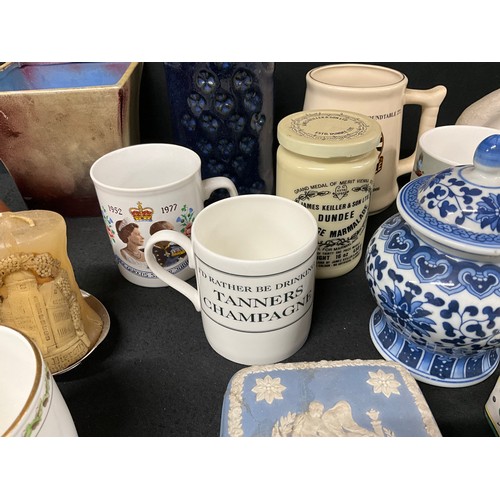 127 - BOX OF CHINA TO INCLUDE WEDGWOOD, POTTERY ITEMS ETC