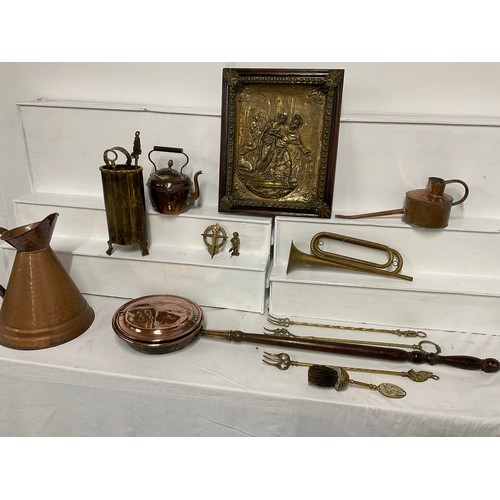 18 - BOX OF COPPER AND BRASS ITEMS TO INCLUDE COPPER JUG KETTLE WARMING PAN ETC