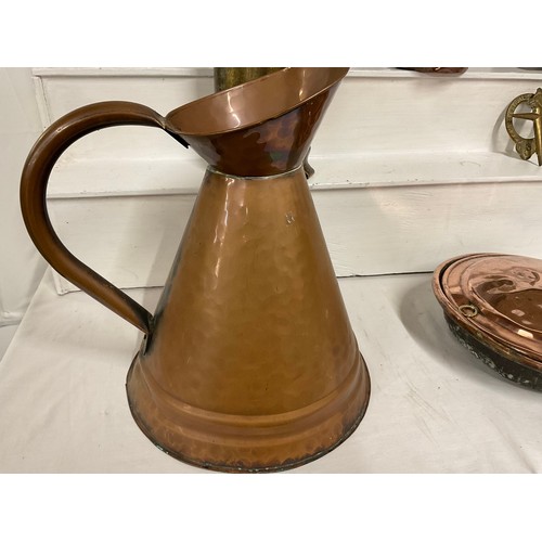 18 - BOX OF COPPER AND BRASS ITEMS TO INCLUDE COPPER JUG KETTLE WARMING PAN ETC