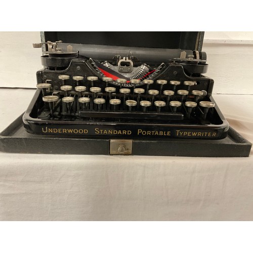 19 - VINTAGE AMERICAN UNDERWOOD STANDARD PORTABLE TYPERWRITER IN CASE