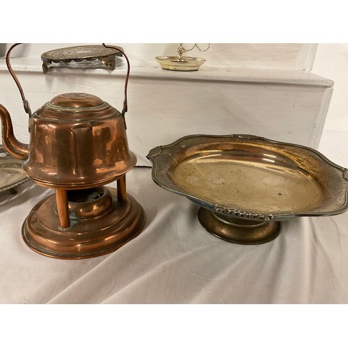 28 - BOX OF METALWARE TO INCLUDE ARTS AND CRAFTS COPPER JUG WITH IMMPRESSED MARK J.S&S VICTORIAN CHAMBERS... 