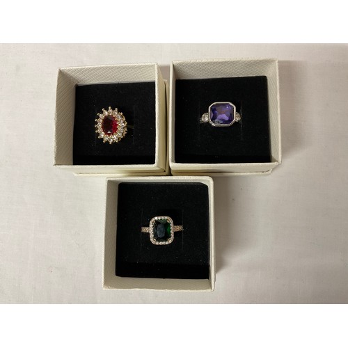 73 - COLLECTION OF COSTUME JEWELLERY TO INCLUDE RINGS AND PENDANTS