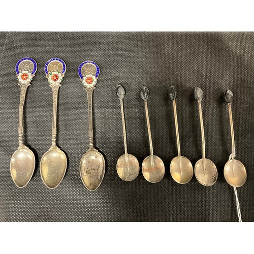 96 - 5 HALLMARKED SILVER BERRY SPOONS AND 3 HALLMARKED SILVER GOLF SPOONS