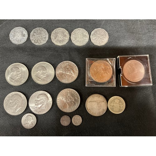 102 - QTY OF COLLECTABLES TO INCLUDE COMMERATIVE COINS,STIRRUP HUNTING CUPS,SILVER PLATE 3 PCE CREUT CUFFL... 