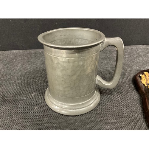 102 - QTY OF COLLECTABLES TO INCLUDE COMMERATIVE COINS,STIRRUP HUNTING CUPS,SILVER PLATE 3 PCE CREUT CUFFL... 