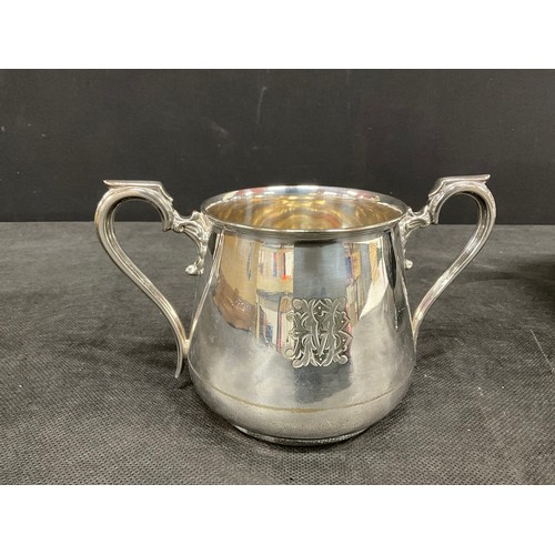 107 - QTY OF SILVER PLATED ITEMS TO INCLUDE ELKINGTON WARMER WALKER AND HALL TEAPOT ,TANKARD,PLATED CUTLER... 