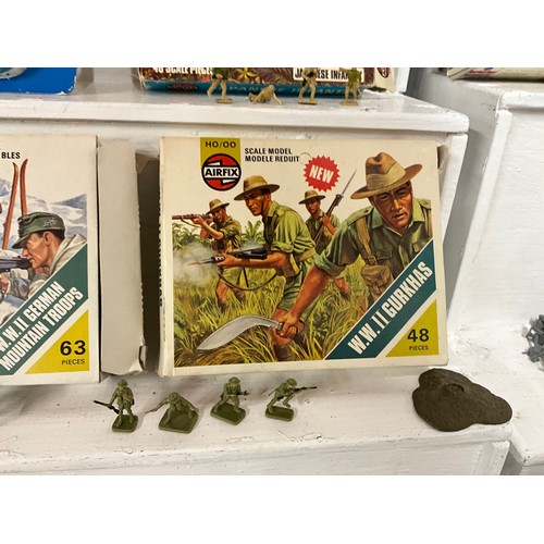 118 - 2 BOXES OF VINTAGE TOYS TO INCLUDE AIRFIX TOY SOLDIERS WITH BOXES ETC