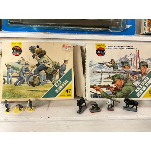 118 - 2 BOXES OF VINTAGE TOYS TO INCLUDE AIRFIX TOY SOLDIERS WITH BOXES ETC