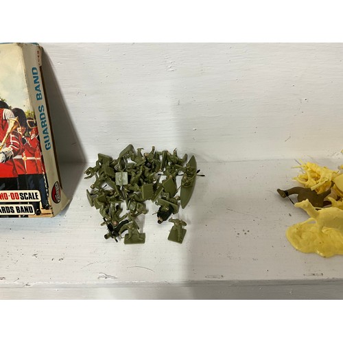 118 - 2 BOXES OF VINTAGE TOYS TO INCLUDE AIRFIX TOY SOLDIERS WITH BOXES ETC