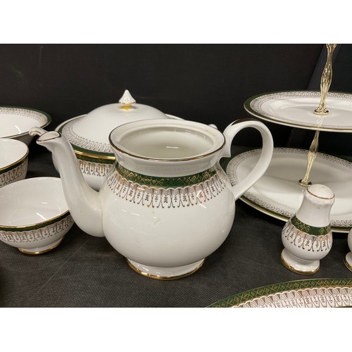 125 - LARGE ROYAL GRAFTON BONE CHINA DINNER AND TEA SERVICE - MAJESTIC PATTERN 83 PIECES