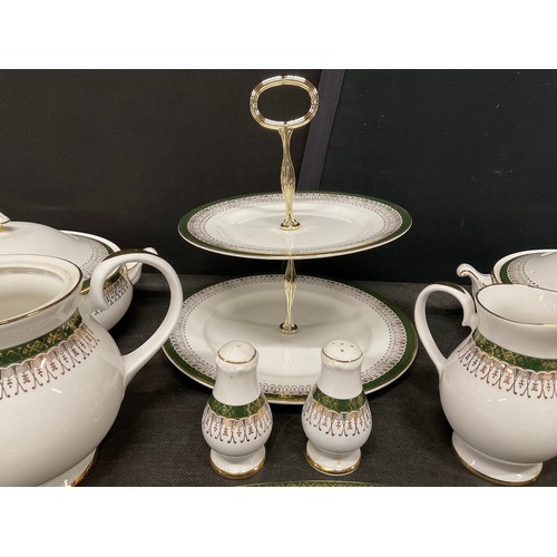 125 - LARGE ROYAL GRAFTON BONE CHINA DINNER AND TEA SERVICE - MAJESTIC PATTERN 83 PIECES