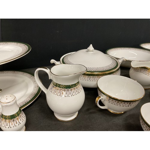 125 - LARGE ROYAL GRAFTON BONE CHINA DINNER AND TEA SERVICE - MAJESTIC PATTERN 83 PIECES