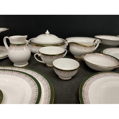 125 - LARGE ROYAL GRAFTON BONE CHINA DINNER AND TEA SERVICE - MAJESTIC PATTERN 83 PIECES