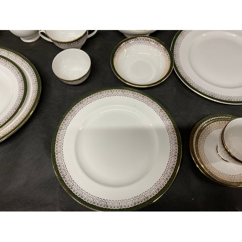 125 - LARGE ROYAL GRAFTON BONE CHINA DINNER AND TEA SERVICE - MAJESTIC PATTERN 83 PIECES