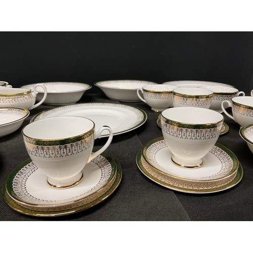 125 - LARGE ROYAL GRAFTON BONE CHINA DINNER AND TEA SERVICE - MAJESTIC PATTERN 83 PIECES