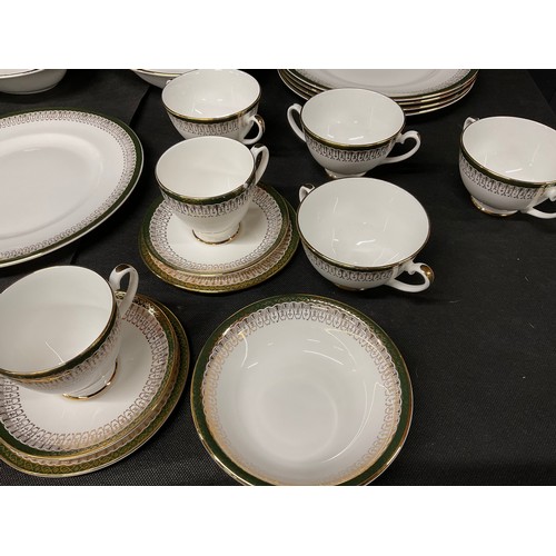 125 - LARGE ROYAL GRAFTON BONE CHINA DINNER AND TEA SERVICE - MAJESTIC PATTERN 83 PIECES