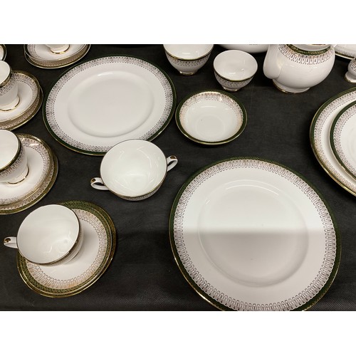 125 - LARGE ROYAL GRAFTON BONE CHINA DINNER AND TEA SERVICE - MAJESTIC PATTERN 83 PIECES