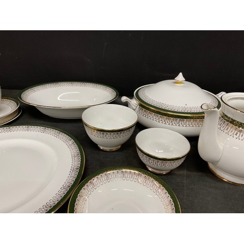 125 - LARGE ROYAL GRAFTON BONE CHINA DINNER AND TEA SERVICE - MAJESTIC PATTERN 83 PIECES