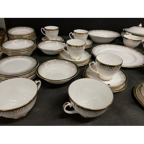 125 - LARGE ROYAL GRAFTON BONE CHINA DINNER AND TEA SERVICE - MAJESTIC PATTERN 83 PIECES