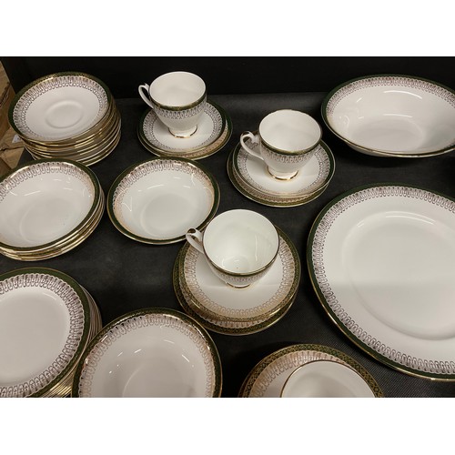 125 - LARGE ROYAL GRAFTON BONE CHINA DINNER AND TEA SERVICE - MAJESTIC PATTERN 83 PIECES