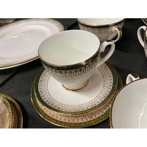 125 - LARGE ROYAL GRAFTON BONE CHINA DINNER AND TEA SERVICE - MAJESTIC PATTERN 83 PIECES