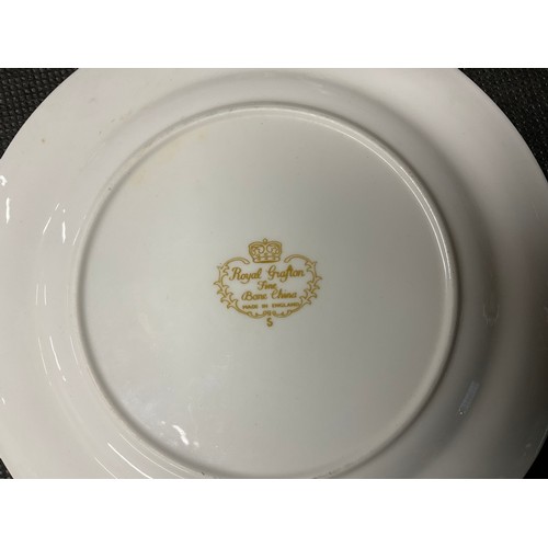 125 - LARGE ROYAL GRAFTON BONE CHINA DINNER AND TEA SERVICE - MAJESTIC PATTERN 83 PIECES